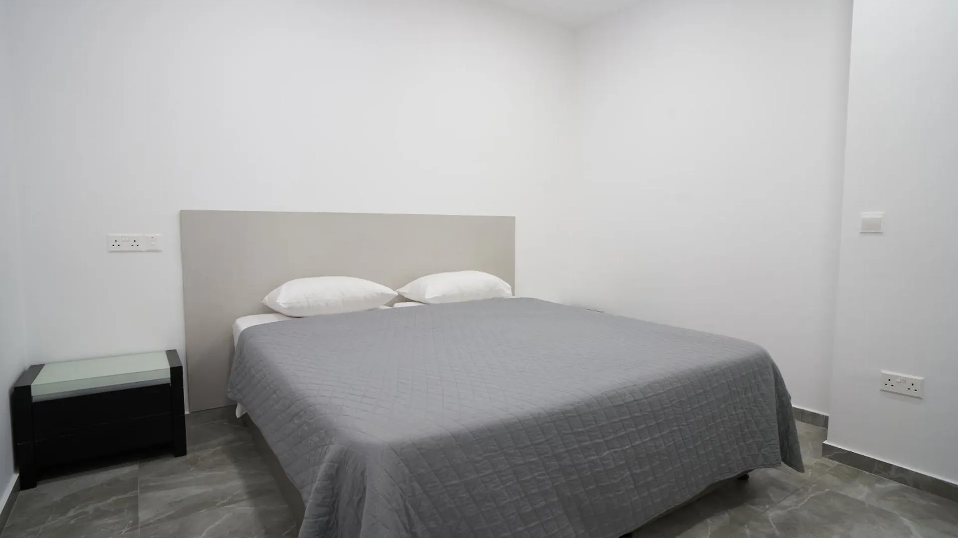 Napa Entry Apartments アヤナパ